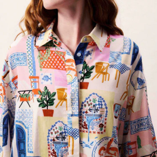 Womenâ€™s lightweight shirt with a relaxed fit and button-through front.