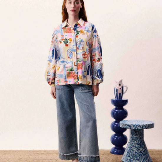 Womenâ€™s lightweight shirt with a relaxed fit and button-through front.