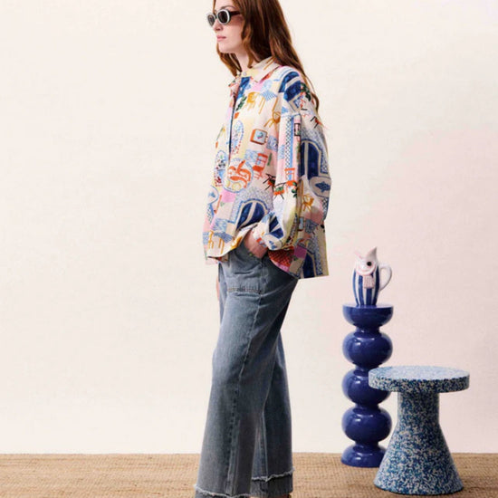 Womenâ€™s lightweight shirt with a relaxed fit and button-through front.